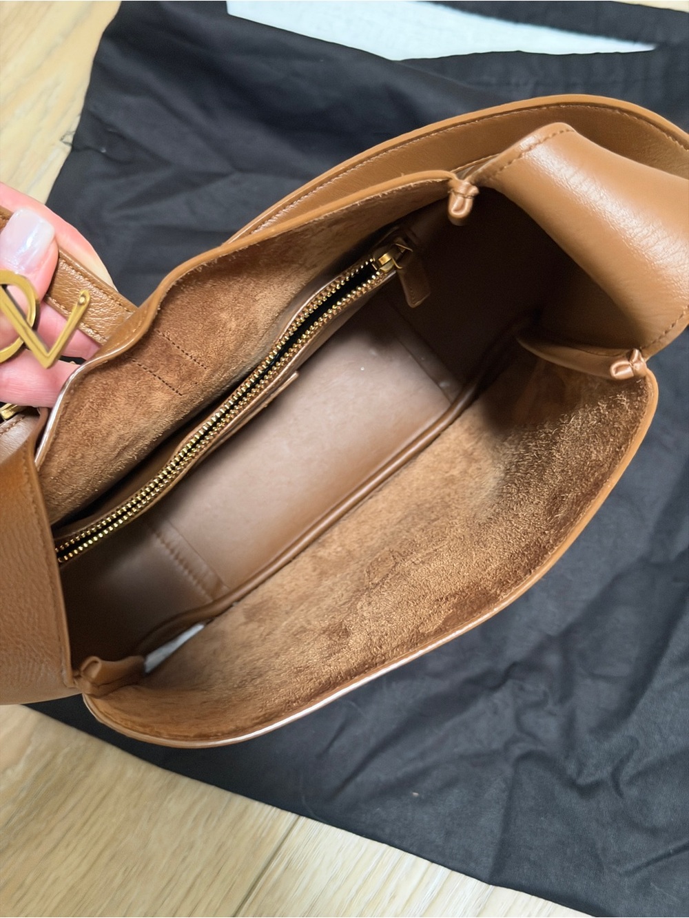 Saint Laurent Le 5 À 7 Supple Small Shoulder Bag in Grained Leather - Picture 3 of 11
